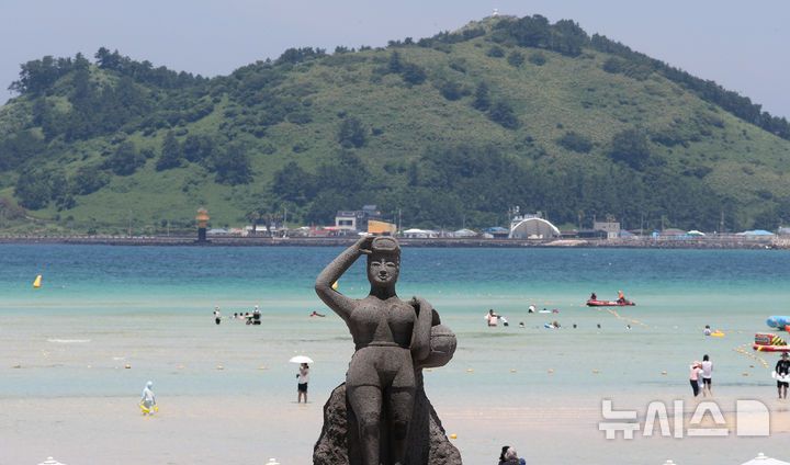 [제주=뉴시스] 우장호 기자 = 무더위가 기승을 부린 3일 오후 제주시 한림읍 금능해수욕장을 찾은 피서객들이 바닷물에 발을 담그며 더위를 식히고 있다. 기상청은 이날 제주 지역 장마가 사실상 지난달 26일 종료됐다고 발표했다. 올해 제주 장마 기간은 지난달 12~26일로 2주간이었으며, 이는 기상 관측 사상 가장 일찍 종료된 장마로 기록됐다. 2025.07.03. woo1223@newsis.com