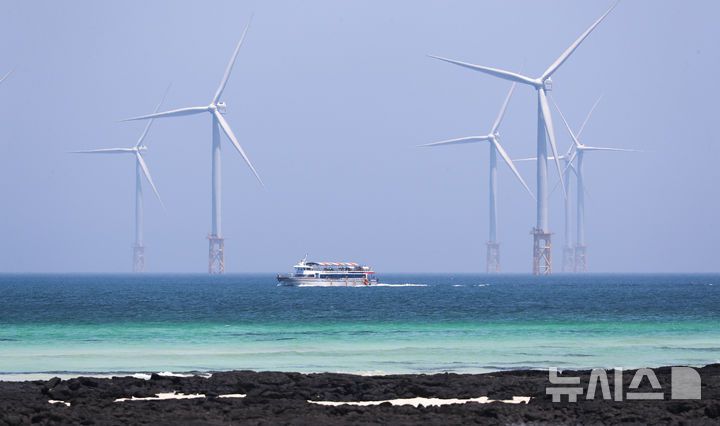 [제주=뉴시스] 우장호 기자 = 무더위가 기승을 부린 3일 오후 제주시 한림읍 금능 해변 앞 해상으로 비양도와 섬을 연결해주는 여객선이 지나고 있다. 기상청은 이날 제주 지역 장마가 사실상 지난달 26일 종료됐다고 발표했다. 올해 제주 장마 기간은 지난달 12~26일로 2주간이었으며, 이는 기상 관측 사상 가장 일찍 종료된 장마로 기록됐다. 2025.07.03. woo1223@newsis.com
