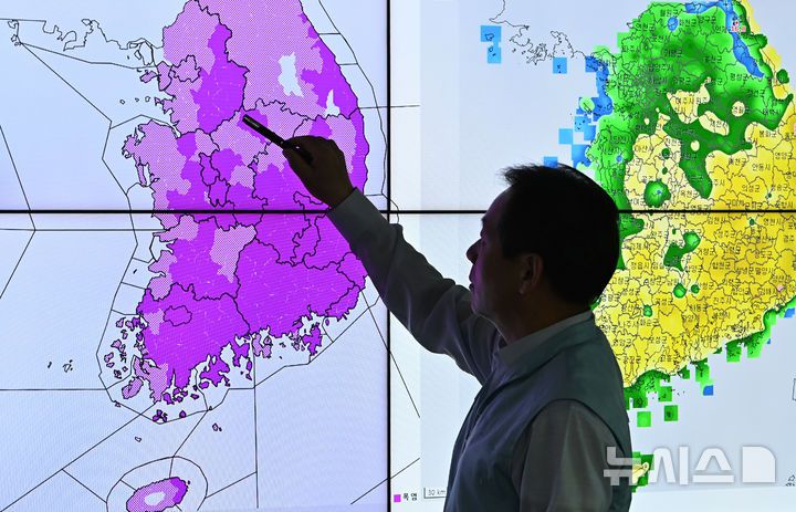 [수원=뉴시스] 김종택 기자 = 전국 대부분 지역에 폭염특보가 발효된 3일 경기 수원시 수도권기상청에서 예보관이 폭염 상황을 모니터링 하고 있다. 2025.07.03. jtk@newsis.com