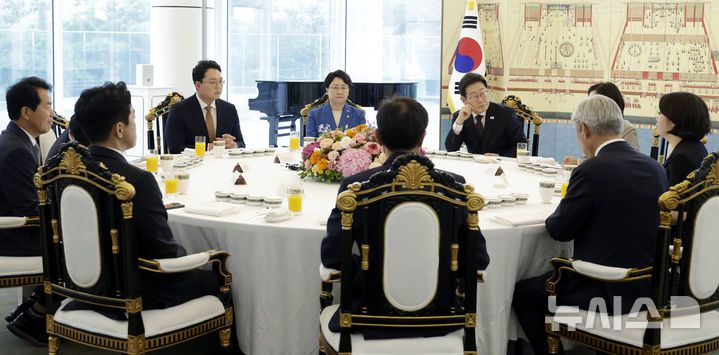 [서울=뉴시스] 최동준 기자 = 이재명 대통령이 3일 서울 한남동 관저에서 열린 국회 비교섭단체 지도부와 오찬회동에서 기본소득당 용혜인 당대표 겸 원내대표 발언을 듣고 있다.왼쪽부터 시계방향으로 진보당 윤종오 원내대표, 개혁신당 천하람 당대표 권한대행 겸 원내대표, 조국혁신당 김선민 당대표 권한대행, 이 대통령, 진보당 김재연 대표, 기본소득당 용혜인 당대표 겸 원내대표, 조국혁신당 서왕진 원내대표, 우상호 정무수석, 강훈식 비서실장. 2025.07.03. photocdj@newsis.com