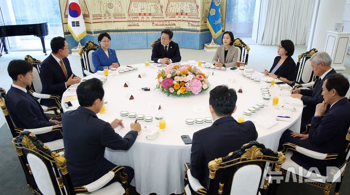 [서울=뉴시스] 최동준 기자 = 이재명 대통령이 3일 서울 한남동 관저에서 국회 비교섭단체 지도부와 오찬회동을 하고 있다. 왼쪽부터 시계방향으로 한창민 사회민주당 당대표, 천하람 개혁신당 당대표권한대행, 김선민 조국혁신당 당대표, 이 대통령, 김재연 진보당 상임대표, 용혜인 기본소득당 당대표, 서왕진 조국혁신당 원내대표, 우상호 정무수석, 강훈식 비서실장, 윤종오 진보당 원내대표. 2025.07.03. photocdj@newsis.com