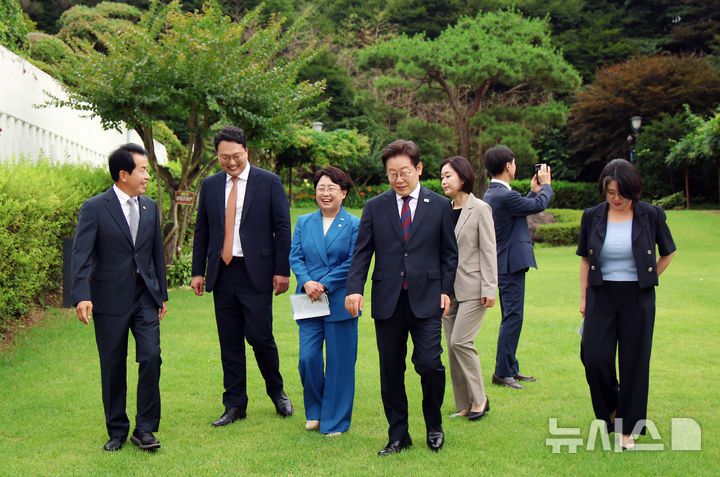 서울=뉴시스] 최동준 기자 = 이재명 대통령이 3일 서울 한남동 관저에서 국회 비교섭단체 지도부와 오찬회동을 위해 이동하고 있다. 2025.07.03. photocdj@newsis.com