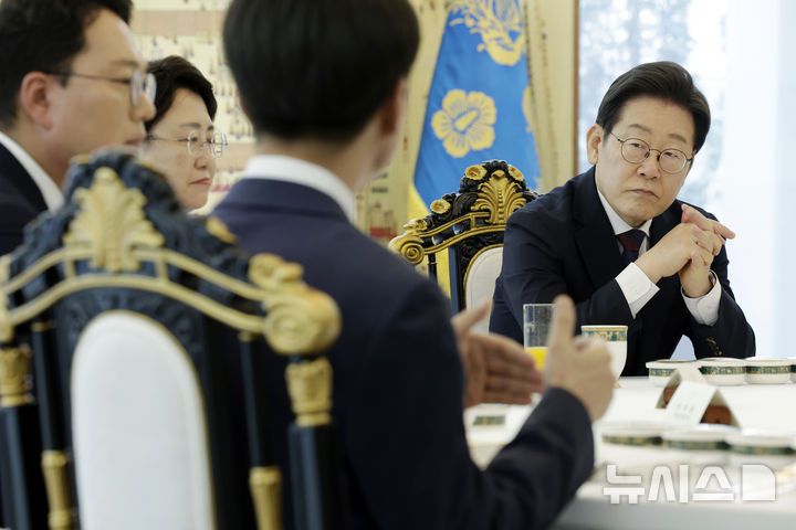 [서울=뉴시스] 최동준 기자 = 이재명 대통령이 3일 서울 한남동 관저에서 열린 국회 비교섭단체 지도부와 오찬회동에서 사회민주당 한창민 당대표 겸 원내대표 발언을 듣고 있다. 2025.07.03. photocdj@newsis.com