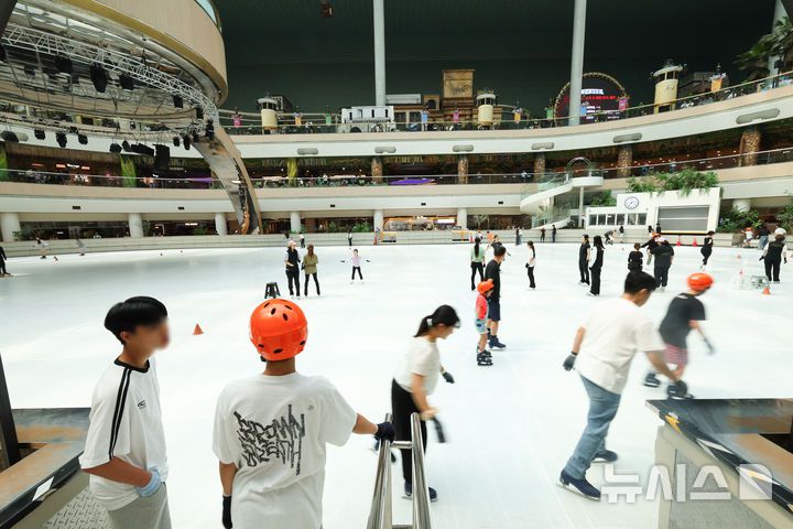 [서울=뉴시스] 최진석 기자 = 전국 대부분 지역에 폭염특보가 발효된  3일 서울 송파구 잠실롯데월드 아이스링크에서 고객들이 스케이트를 즐기고 있다. 2025.07.03. myjs@newsis.com