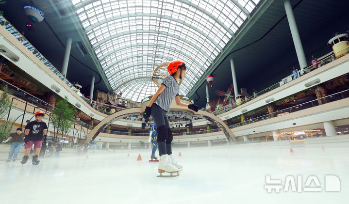 [서울=뉴시스] 최진석 기자 = 전국 대부분 지역에 폭염특보가 발효된  3일 서울 송파구 잠실롯데월드 아이스링크에서 학생들이 스케이트를 즐기고 있다. 2025.07.03. myjs@newsis.com