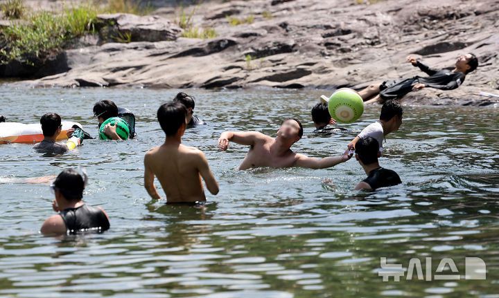 [청도=뉴시스] 이무열 기자 = 폭염이 연일 계속된 3일 경북 청도군 운문사 인근 계곡을 찾은 피서객들이 물놀이를 하며 더위를 식히고 있다. 2025.07.03. lmy@newsis.com