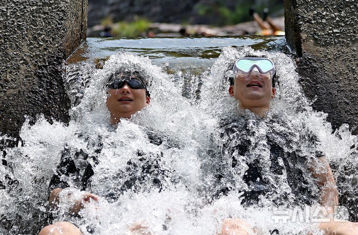 [청도=뉴시스] 이무열 기자 = 폭염이 연일 계속된 3일 경북 청도군 운문사 인근 계곡을 찾은 피서객들이 시원한 물줄기를 맞으며 더위를 식히고 있다. 2025.07.03. lmy@newsis.com
