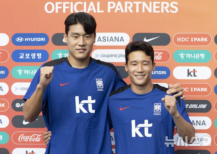 [성남=뉴시스] 김근수 기자 = 대한민국 축구 국가대표팀 이호재(왼쪽)와 이태석이 3일 오후 경기 성남종합운동장에서 훈련 전 인터뷰에서 인터뷰를 마치고 기념촬영을 하고 있다. 동아시아 축구연맹(EAFF) E-1 챔피언십'(동아시안컵)에 출전하는 남자대표팀은 오는 7일 오후 8시 중국과의 개막전을 시작으로 11일 오후 8시 홍콩, 15일 오후 7시 24분 일본과 차례로 용인미르스타디움에서 경기를 치른다. 2025.07.03. ks@newsis.com