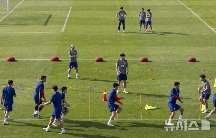 [성남=뉴시스] 김근수 기자 = 홍명보 대한민국 축구 국가대표팀 감독이 3일 오후 경기 성남종합운동장에서 대표팀 훈련을 지켜보고 있다. 동아시아 축구연맹(EAFF) E-1 챔피언십'(동아시안컵)에 출전하는 남자대표팀은 오는 7일 오후 8시 중국과의 개막전을 시작으로 11일 오후 8시 홍콩, 15일 오후 7시 24분 일본과 차례로 용인미르스타디움에서 경기를 치른다. 2025.07.03. ks@newsis.com