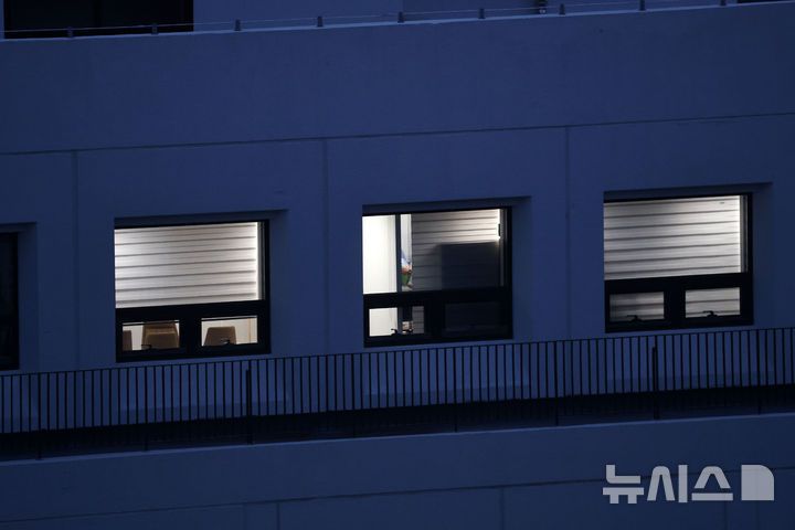 [서울=뉴시스] 김선웅 기자 = 김건희 여사 관련 의혹을 수사 중인 민중기 특별검사팀 관계자가 지난 7월 3일 서울 종로구 소재 삼부토건 본사가 입주했던 건물에서 압수 수색을 하고 있다. (공동취재) 2025.09.10. photo@newsis.com