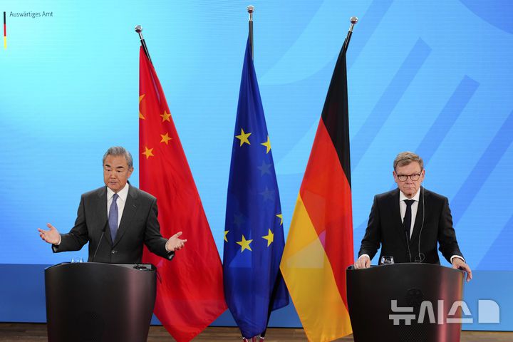 [베를린=AP/뉴시스] 요한 바데풀 독일 외무장관(오른쪽)이 중국 측에 희토류 수출 통제 조치에 대한 우려를 공식 표명했다. 중국은 이에 대해 “문제될 사안이 아니다”는 입장을 내놨다. 3일(현지 시간) 바데풀 장관과  왕이 중국공산당 정치국 위원 겸 외교부장이 베를린에서 공동기자회견을 갖고 있는 모습. 2025.07.04