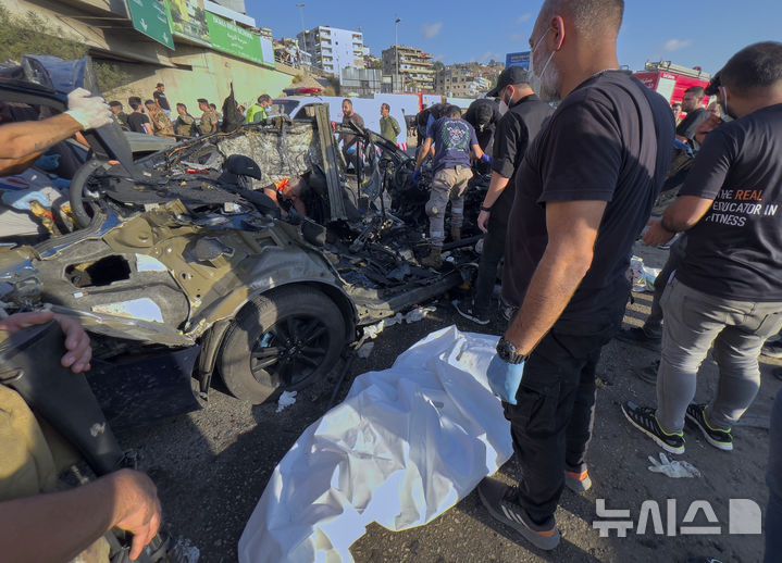 [할데=AP/뉴시스] 지난 3일(현지 시간) 레바논 베이루트 남부 할데에서 민방위대원들이 이스라엘 드론 공습으로 파괴된 자동차에서 희생자 시신을 수습하고 있다. 2025.07.16.