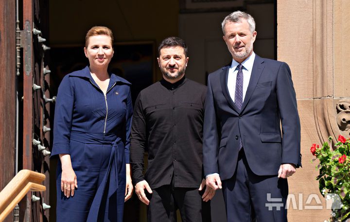 [오르후스( 덴마크)=AP/뉴시스] 7월 4일 열린 덴마크의  EC의장국 취임행사에 덴마크총리, 국왕과 함께 참석한 볼로디미르 젤렌스키 우크라이나 대통령.  덴마크 총리는 우크라이나의 유럽연합 가입을 계속해서 지원하겠다고 약속했다. 2025. 07.04.