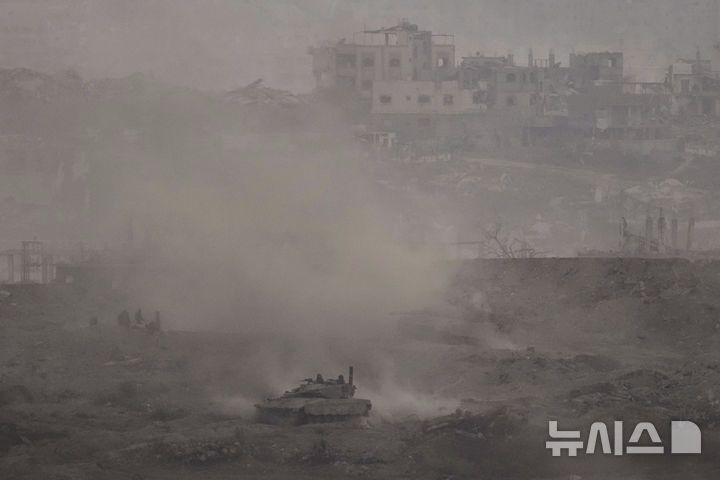 [가자지구=AP/뉴시스] 3일(현지 시간) 이스라엘군 전차가 가자지구를 향해 기동하는 모습이 이스라엘 남부에서 관측되고 있다. 2025.07.04.