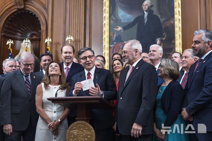 [워싱턴=AP/뉴시스]마이크 존슨 미국 하원의장 등 공화당 하원 지도부가 3일(현지 시간) 워싱턴DC 국회의사당 본회의장에서 도널드 트럼프 대통령 주도 감세안이 통과된 후 기뻐하고 있다. 2025.07.04.