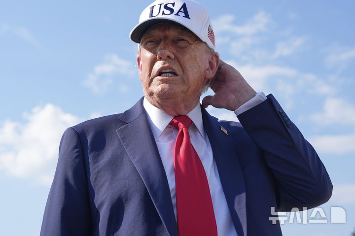 [앤드루스합동기지=AP/뉴시스]도널드 트럼프 대통령이 지난 3일(현지 시간) 메릴랜드주 앤드루스합동기지에서 대통령 전용기에 탑승하기 앞서 취재진 질문에 답변하고 있다. 2025.07.04.