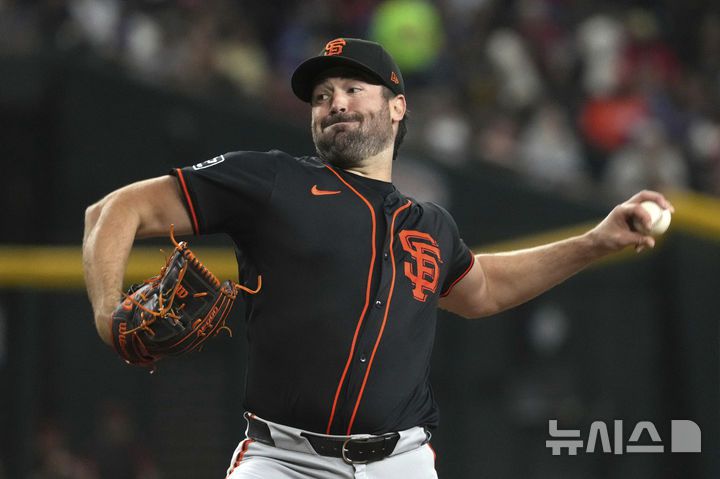 [피닉스=AP/뉴시스] 샌프란시스코 자이언츠의 선발 투수 로비 레이가 3일(현지 시간) 미국 애리조나주 피닉스 체이스 필드에서 열린 2025 메이저리그 애리조나 다이아몬드백스와의 경기에 선발 등판해 공을 던지고 있다. 2025.07.04.