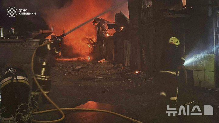 [키이우(우크라이나)=AP/뉴시스]우크라이나 긴급구조대가 4일 우크라이나 키이우에서 러시아의 공격으로 발생한 화재를 진압하고 있다. 러시아가 3일 밤부터 4일 새벽 사이 우크라이나 전쟁 시작 이후 최대 규모의 드론 및 미사일로 수도 키이우를 공격, 23명이 부상하고 키이우 곳곳에서 피해가 발생했다. 2025.07.04.