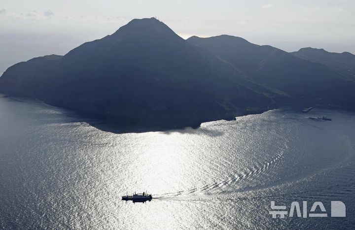 [아쿠세키섬=AP/뉴시스] 지난 6월 21일부터 크고 작은 지진이 1천 회가량 이어지고 있는 일본 남부 도카라 열도 지역에서 일시 대피를 원하는 주민과 방문객들을 태운 선박이 4일 아쿠세키섬 도시마촌에서 출항하고 있다. 2025.07.04.