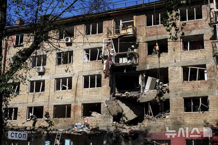 [키이우=AP/뉴시스] 지난 4일(현지 시간) 우크라이나 키이우에서 구조대원들이 러시아의 공습으로 파손된 아파트 잔해를 정리하고 있다. 2025.07.08.