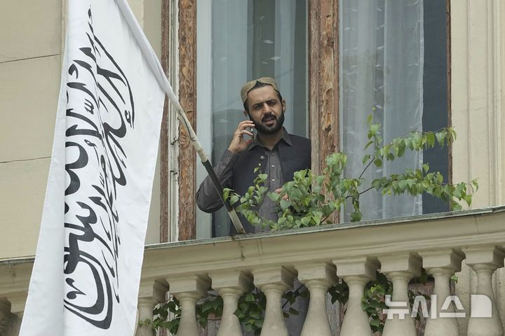 [모스크바=AP/뉴시스] 러시아가 7월 4일 아프가니스탄 탈레반 정부를 공식 인정한 후 모스크바 주재 아프가니스탄 대사관 발코니에서 한 남성이 전화 통화를 하고 있다. 2025.08.20.