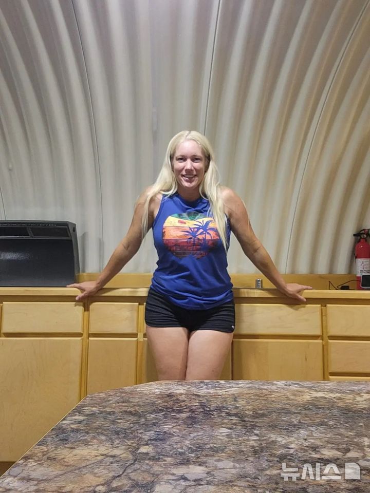 [뉴시스]월세를 아끼기 위해 친구집 지하벙커에 거주중인 케이틀린 존슨. (사진=뉴욕포스트) 2025.7.2