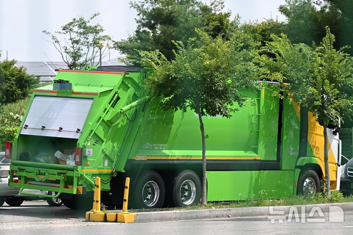 [광주=뉴시스] 박기웅 기자 = 4일 오전 광주 광산구 평동 광산구시설관리공단 폐기물 수거차량 차고지에 수소청소차가 주차돼 있다. 2025.07.04. pboxer@newsis.com
