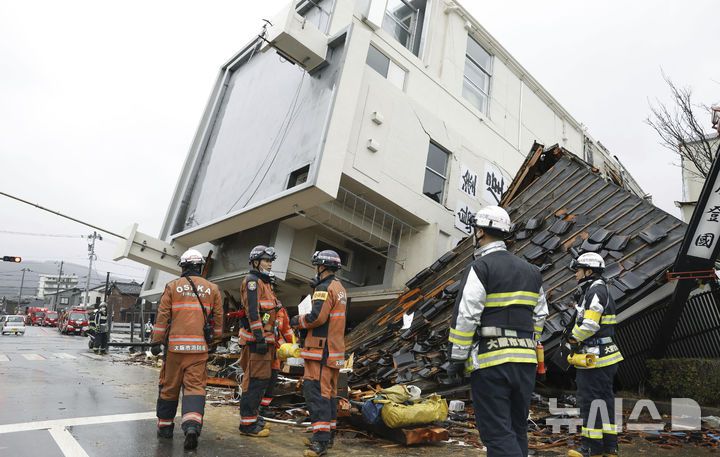 [와지마=AP/뉴시스] 3일 일본 이시카와현 와지마에서 구조대가 지진으로 무너진 건물 주변에서 수색·구조 준비를 하고 있다. 2024.01.03.