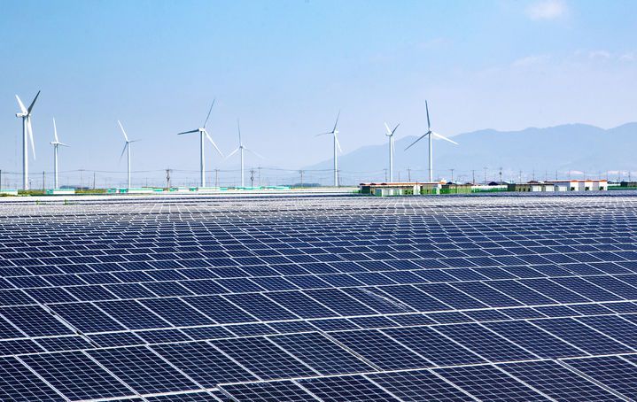 [영광=뉴시스] 전남 영광군에 조성된 풍력·태양광 재생에너지 발전단지 전경. (사진=영광군 제공) photo@newsis.com *재판매 및 DB 금지