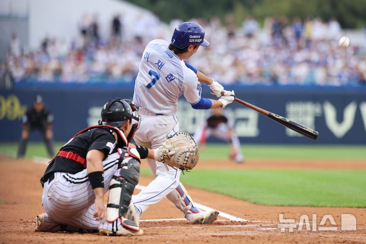 [서울=뉴시스] 프로야구 삼성 라이온즈 이재현이 4일 대구 삼성라이온즈파크에서 열린 2025 신한 쏠뱅크 KBO리그 LG 트윈스와의 경기에서 홈런을 치고 있다. (사진=삼성 라이온즈 제공) 2025.07.04.