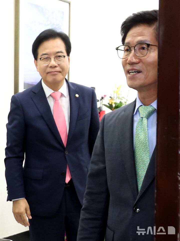 [서울=뉴시스] 조성봉 기자 = 송언석 국민의힘 비상대책위원장 겸 원내대표가 4일 오전 서울 여의도 국회에 예방온 김문수 전 대선후보를 배웅하고 있다. 2025.07.04. suncho21@newsis.com