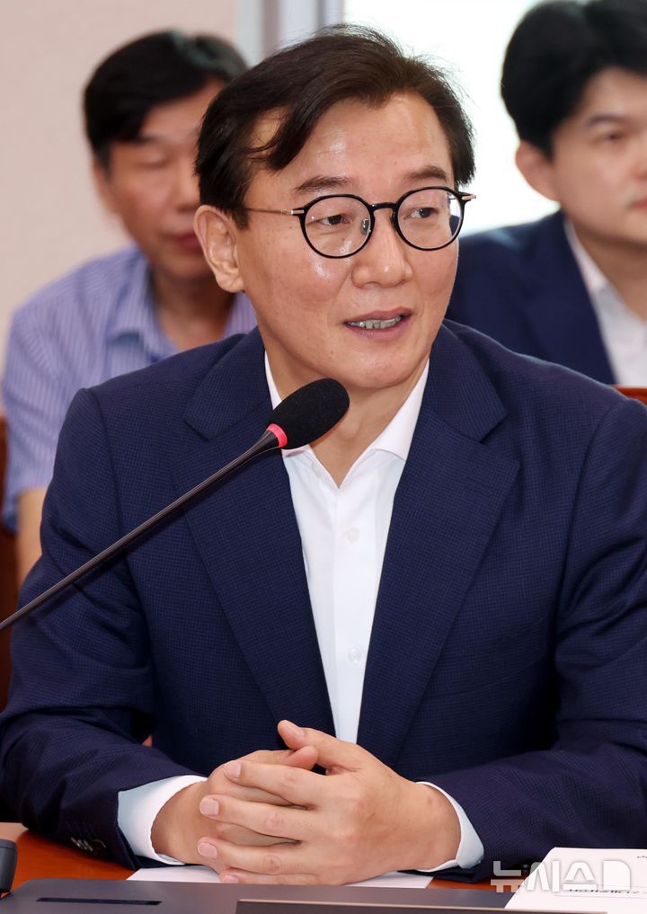 [서울=뉴시스] 조성봉 기자 = 전재수 해양수산부 장관 후보자가 4일 서울 여의도 국회에서 열린 산업통상자원중소벤처기업위원회 전체회의에서 인사말을 하고 있다. 2025.07.04. suncho21@newsis.com