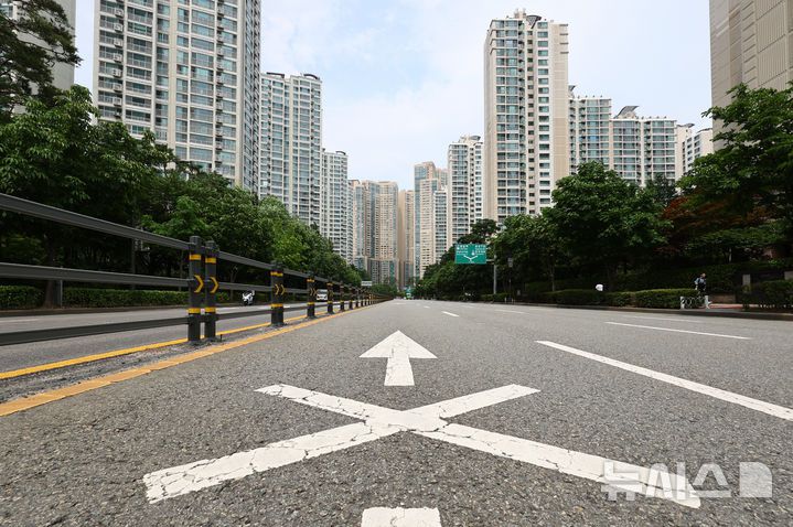 [서울=뉴시스] 황준선 기자 = 지난 4일 서울 송파구의 아파트 단지 모습. 2025.07.10. hwang@newsis.com