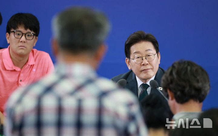 [대전=뉴시스] 고범준 기자 = 이재명 대통령이 4일 대전컨벤션센터에서 열린 '충청에서 듣다, 충청 타운홀 미팅'에서 참석자 발언을 듣고 있다. (대통령실통신사진기자단) 2025.07.04. bjko@newsis.com