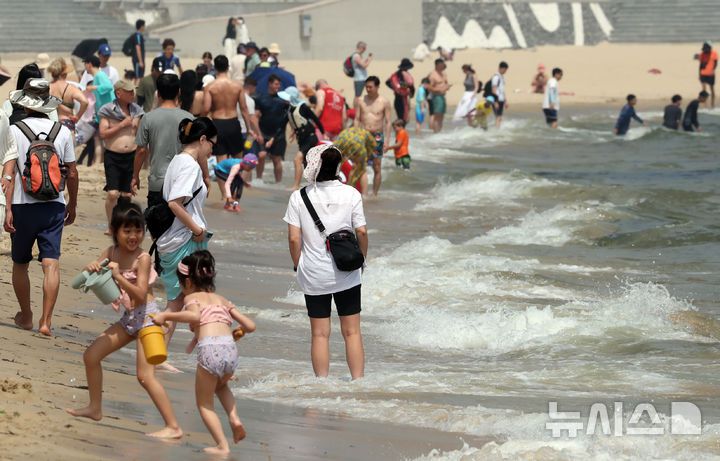 [부산=뉴시스] 하경민 기자 = 부산에 폭염경보가 발효 중인 4일 해운대해수욕장을 찾은 시민과 관광객들이 물놀이를 즐기고 있다. 2025.07.04. yulnetphoto@newsis.com