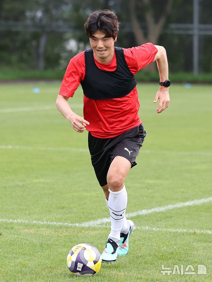 [포항=뉴시스] 이무열 기자 = 4일 경북 포항시 북구 포항스틸러스 송라클럽하우스에서 열린 미디어데이에서 기성용이 훈련을 하고 있다. 2025.07.04. lmy@newsis.com