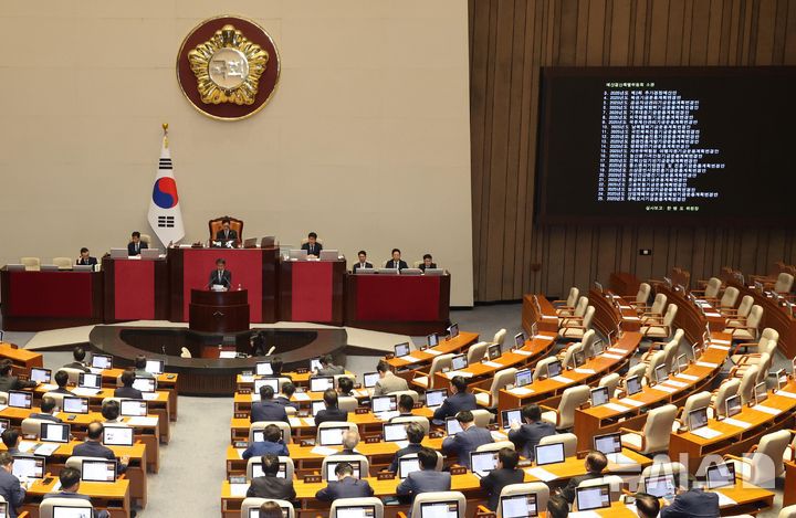 [서울=뉴시스] 조성봉 기자 = 한병도 국회 예결위원장이 4일 오후 서울 여의도 국회에서 열린 제426회 국회(임시회) 제5차 본회의에서 2회 추가경정예산안(정부제출)에 대한 심사 보고를 하고 있다. 2025.07.04. suncho21@newsis.com