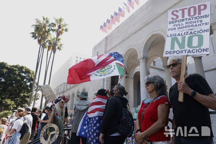 [로스앤젤레스=AP/뉴시스] 7월 4일 로스앤젤레스 시청 앞에서 도널드 트럼프 대통령의 중동 정책에 반대하는 시위에 참가한 시위대.  2025.07.06.