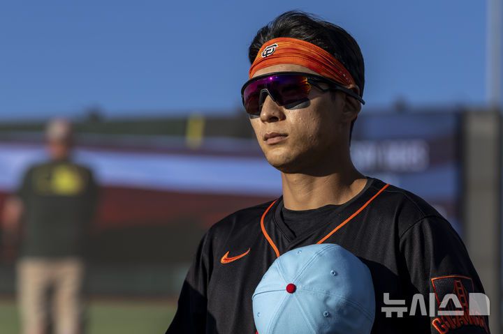 [새크라멘토=AP/뉴시스] 샌프란시스코 자이언츠의 이정후가 4일(현지 시간) 미 캘리포니아주 새크라멘토 서터 헬스 파크에서 열린 2025 메이저리그 오클랜드 애슬레틱스와의 경기 중 국민의례를 하고 있다. 이정후는 4타수 무안타 1삼진을 기록했고 샌프란시스코는 2-11로 패했다. 2025.07.05.