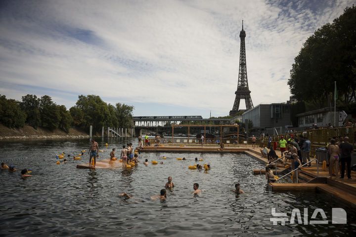 [파리=AP/뉴시스]프랑스 파리의 센강이 5일(현지시간) 100여년 만에 공공 수영 공간으로 개방되면서 파리 시민들을 환호하게 했다.