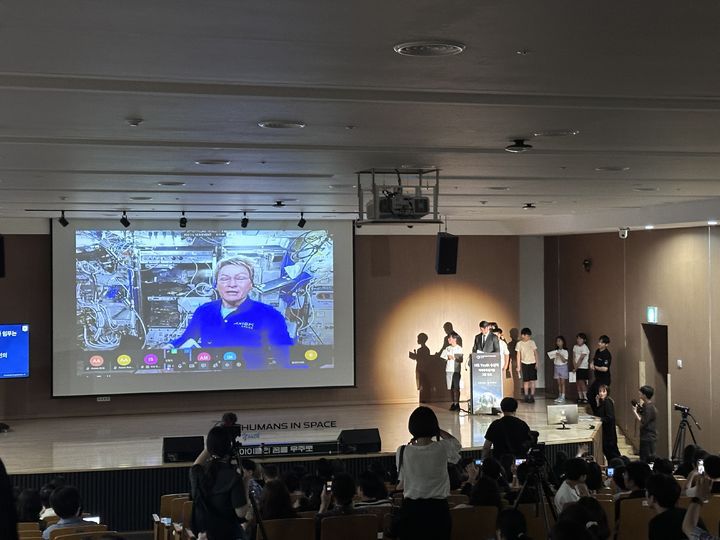 [서울=뉴시스] 초등학생과 페기 윗슨이 실시간으로 질의응답을 하는 모습. 보령은 연세대학교 미래교육원 대강당에서 국제우주정거장(ISS)과 연결되는 'Humans In Space(HIS) Youth 수상작 우주정거장 발표 생중계' 행사를 개최했다. (사진=보령 제공) 2025.07.05. photo@newsis.com *재판매 및 DB 금지