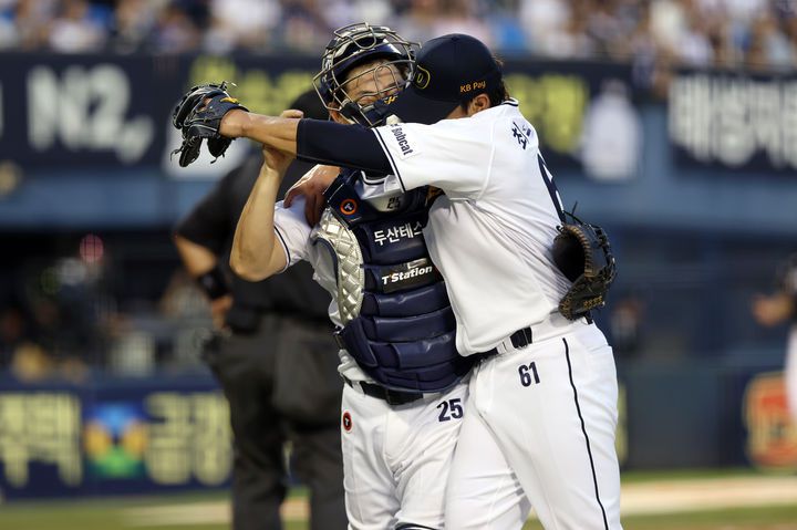 [서울=뉴시스] 프로야구 두산 베어스의 최원준과 양의지. (사진 = 두산 베어스 제공) *재판매 및 DB 금지