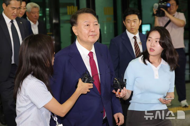 [서울=뉴시스] 홍효식 기자 = 윤석열 전 대통령이 5일 오후 서울 서초구 서울고등검찰청에 마련된 내란특검 사무실에서 2차 대면 조사를 마친 뒤 귀가하고 있다. 2025.07.05. yesphoto@newsis.com