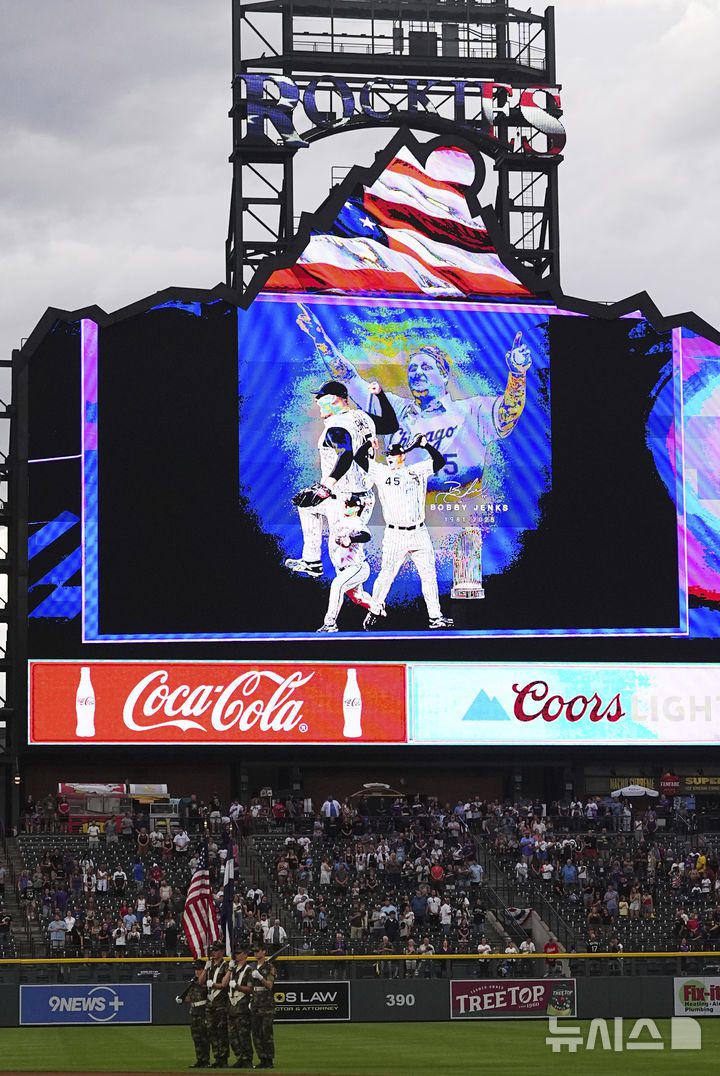 [덴버=AP/뉴시스] 미국 메이저리그 콜로라도 로키스와 시카고 화이트삭스가 5일(현지 시간) 미국 콜로라도주 덴버 쿠어스 필드에서 열린 2025 MLB 경기에 앞서 이날 지병으로 세상을 떠난 2005년 화이트삭스의 월드시리즈 우승 멤버 바비 젠크스를 추모하고 있다. 2025.07.06.