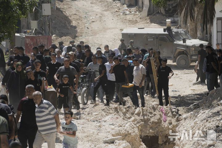 [툴카름=AP/뉴시스] 지난 7월 6일(현지 시간) 요르단강 서안지구 툴카름 난민촌에서 팔레스타인 주민들이 이스라엘 보안군의 주택 철거를 앞두고 소지품을 챙겨 집을 떠나고 있다. 2025.09.26.