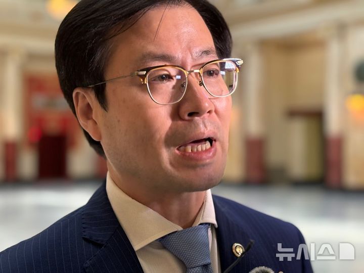 [워싱턴=뉴시스]이윤희 특파원 = 도널드 트럼프 미국 행정부 상호관세 유예 만료 시한이 임박하면서 불확실성이 고조되는 가운데, 여한구 산업통상자원부 통상교섭본부장이 5일(현지 시간) 미국 워싱턴DC 유니언 스테이션에 도착해 특파원들 질문에 답하고 있다. 여 본부장은 지난달 22~28일 처음으로 미국을 방문했고, 미 통상 정책 가변성이 커지자 일주일 만에 다시 방미했다. 2025.07.06.