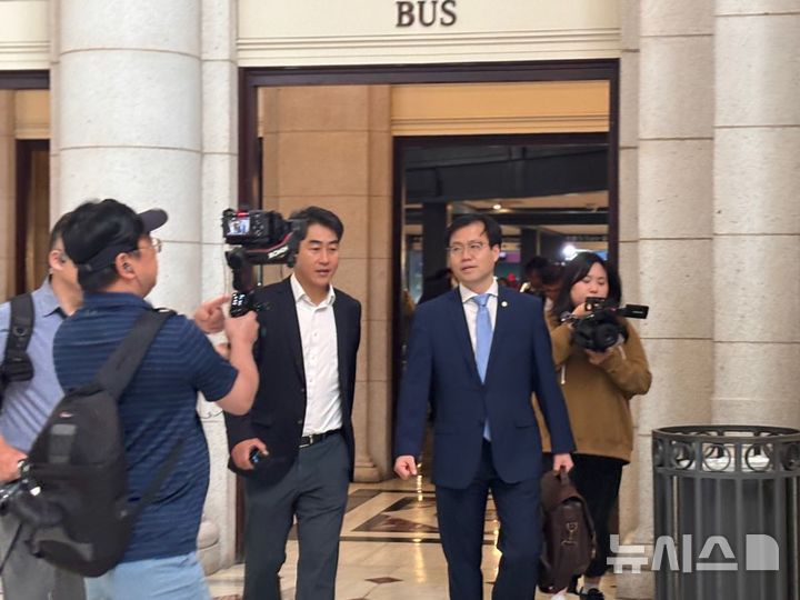 [워싱턴=뉴시스]이윤희 특파원 = 도널드 트럼프 미국 행정부 상호관세 유예 만료 시한이 임박하면서 불확실성이 고조되는 가운데, 여한구 산업통상자원부 통상교섭본부장이 5일(현지 시간) 미국 워싱턴DC 유니언 스테이션에 도착하고 있다. 2025.07.06.