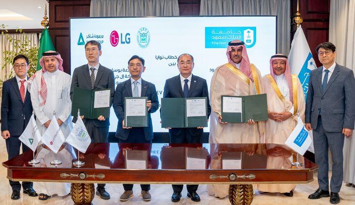 [서울=뉴시스] (왼쪽 세 번째부터) 셰이커그룹 에디 전 부사장, LG전자 진심원 ES선행연구담당, 부산대학교 최재원 총장, 킹사우드대학교 야자드 알 아셰이크 부총장이 3일(현지시간) 사우디아라비아 리야드에서 기념 촬영하는 모습. (사진=LG전자) 2025.07.06 photo@newsis.com *재판매 및 DB 금지  *재판매 및 DB 금지
