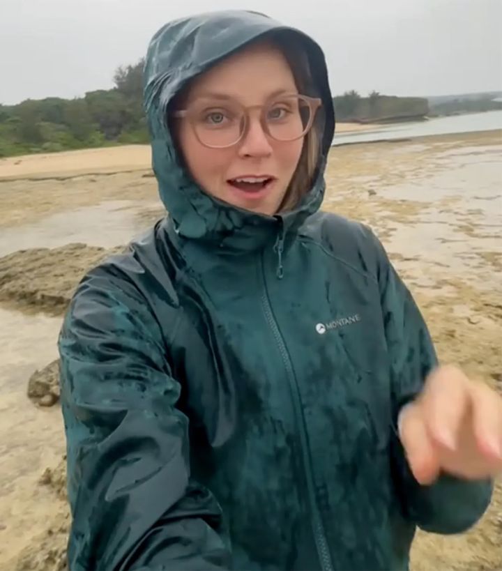 [뉴시스]오키나와 바다에서 조개껍데기를 줍고 있는 베키리 롤스. (사진=롤스 틱톡) 2025.7.6 *재판매 및 DB 금지