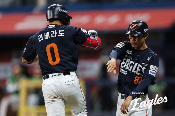 [서울=뉴시스] 프로야구 한화 이글스 리베라토가 6일 서울 고척스카이돔에서 열린 2025 신한 쏠뱅크 KBO리그 키움 히어로즈와의 경기에서 홈런을 친 뒤 베이스를 돌고 있다. (사진=한화 이글스 제공) 2025.07.06.